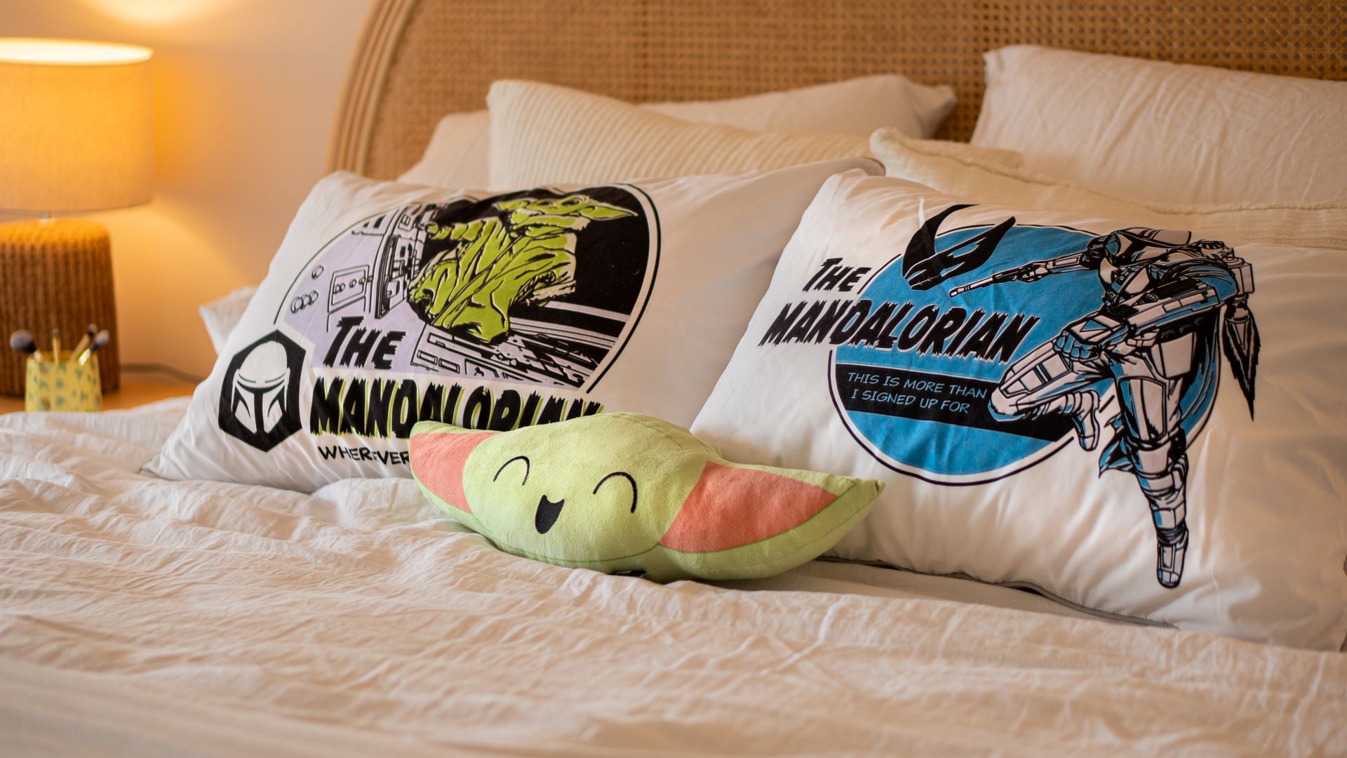 Star Wars - The Mandalorian - Mandalorian Pillow Case Set  Grogu Cushion